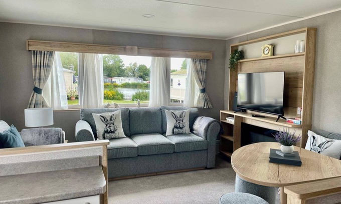 Ampney Crucis Cabin | Gorgeous 2 Bed Caravan in South Cerney