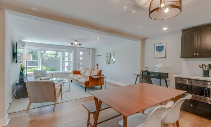 Franklin House | Gorgeous 2 Bedroom-Historic Franklin Quadplex