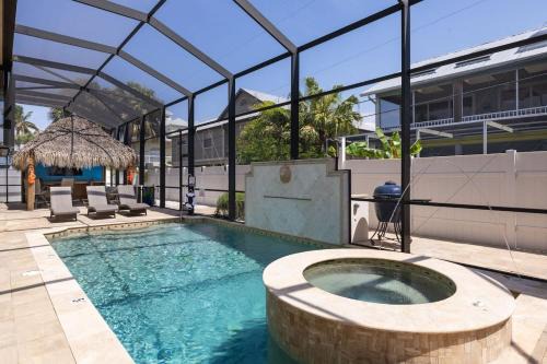 Mid Island Apartment | Gorgeous 2BR Residence with Pool and Spa at Margarita Mansion