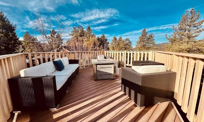 Castle Glen Estates Cabin | Gorgeous 3-BR cabin in Big Bear Lake with Hot Tub, WiFi, Pool Table, Great Views