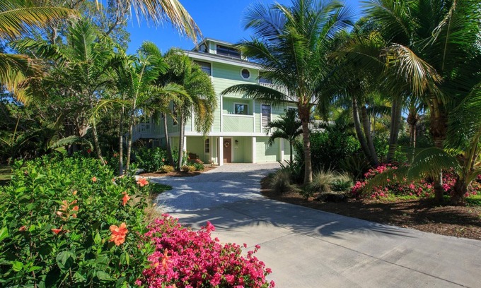 Del Sega House | Gorgeous 4/5 Bedroom, 3 1\2 Baths, Heated Pool, Dock, Near Beach AND Bay