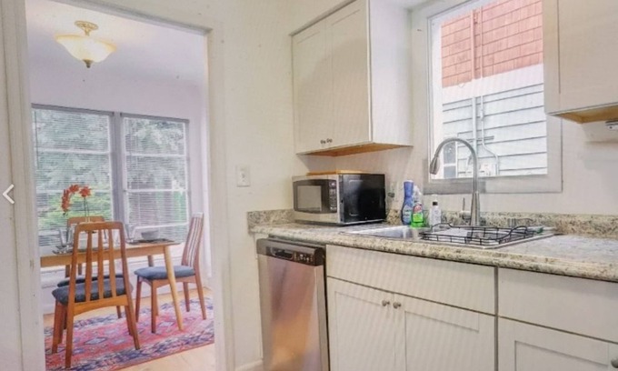 Victory Heights House | Gorgeous 4BR Maple Leaf Home near UW & Green Lake
