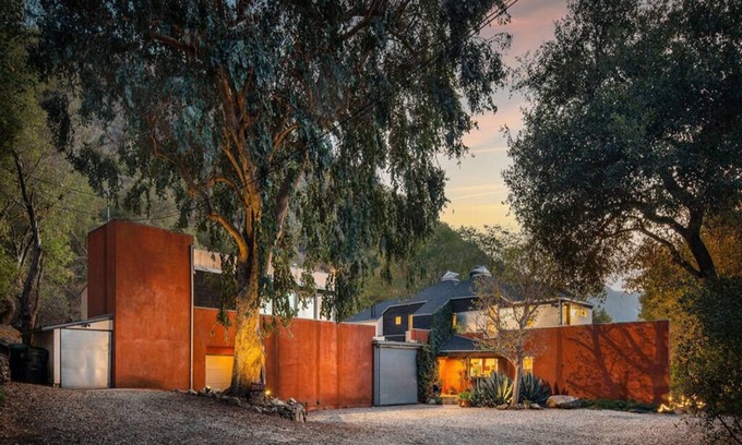 Calabasas House | Gorgeous 5-bedroom estate in Malibu Canyon with 2 private apartments, sleeps 13!