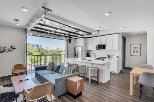 Rolling Mill Hill Apartment | Gorgeous Apt for 8 with Rooftop & Gym Near DT