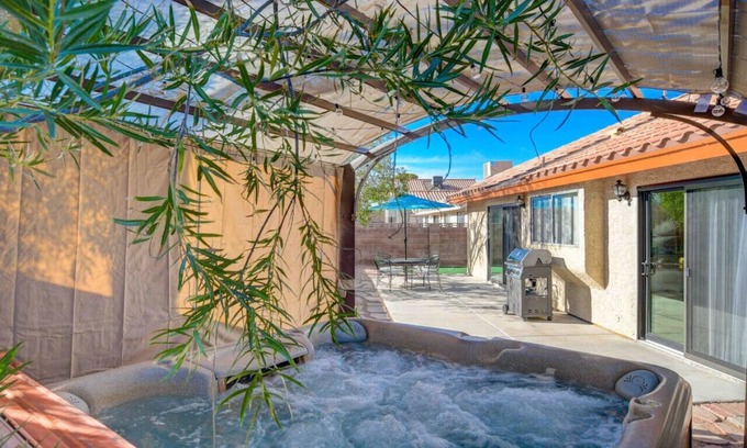 Paradise Valley House | Gorgeous Boho 3BR Home Private Spa! 8 min to Strip