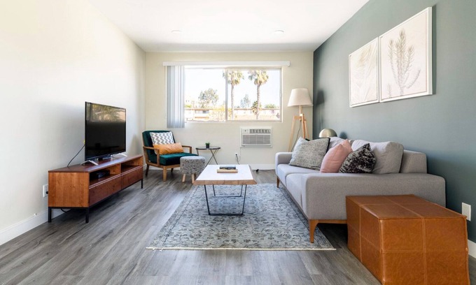 Sawtelle Apartment | Gorgeous Brentwood 1BR w/Pool, nr. UCLA & Whole Foods by Blueground