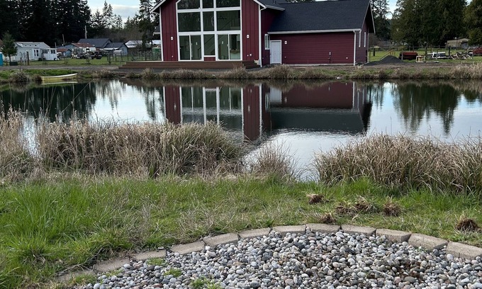 Elma House | Gorgeous cabin, secluded fishing pond, swimming, paddling. Central for Daytrips!