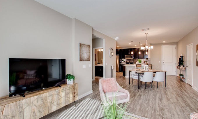 Chandler Condo | Gorgeous Condo Large Resort Pool & mountain views! 30 Night Min!