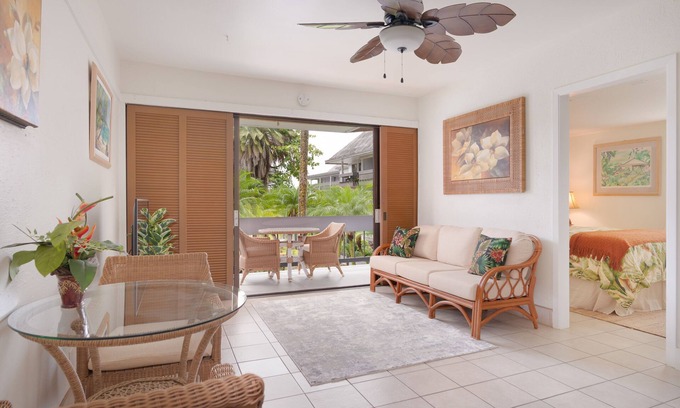 Hilo Condo | Gorgeous condo with water view, pool, private lanai & full kitchen