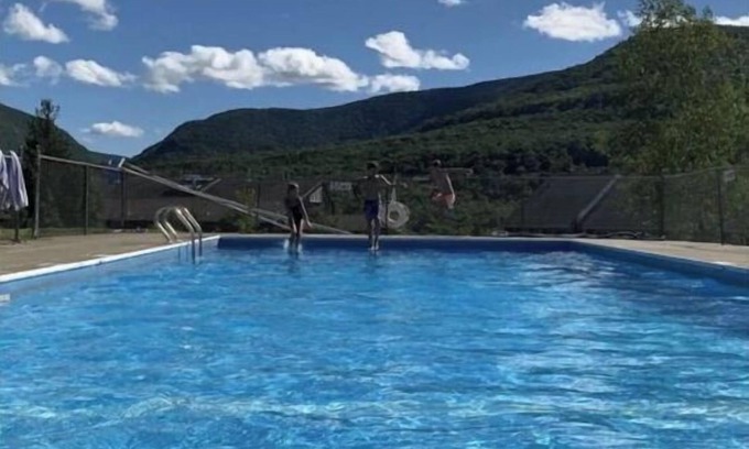 Hunter House | Gorgeous & Cozy Mountain View with Wood Stove! Ski/Hiking/Wi-Fi/Pool