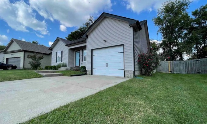 Clarksville House | Gorgeous Cozy Residential Home -n9 min walk to park