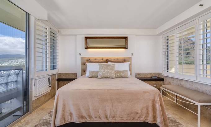 Diamond Head - Kapahulu - St. Louis Apartment | Gorgeous Diamond Head Penthouse Studio Stunning views, Private Balcony.