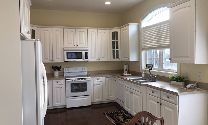 Annapolis Apartment | Gorgeous Edgewater home with in-law apartment has beautiful wood floors, high ceilings and crown molding throughout.