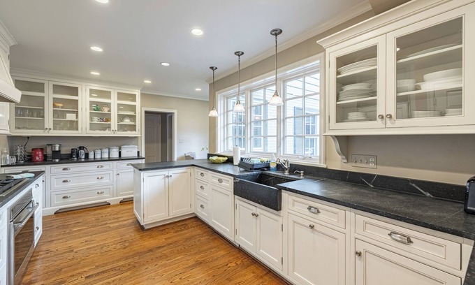 Bethesda House | Gorgeous Entire House 7-Bedrooms 8-Beds in Bethesda, MD