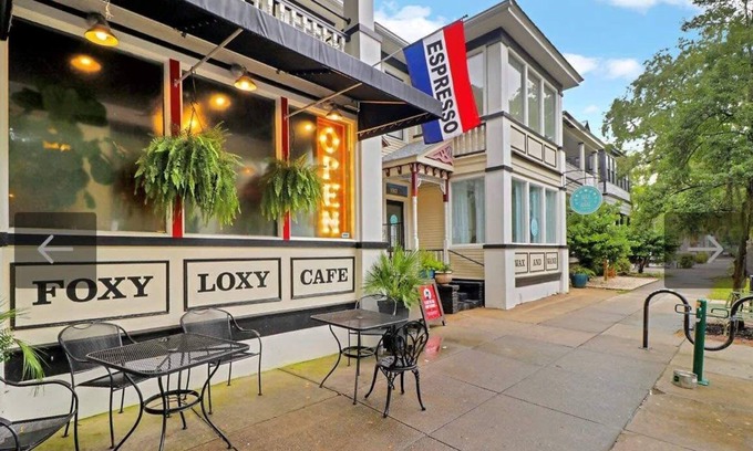Metropolitan Apartment | Gorgeous Historic Gem in Trendy Starland District