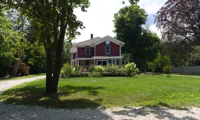 Peconic House | Gorgeous Historical 6 bdrm House close to vineyards and breweries,