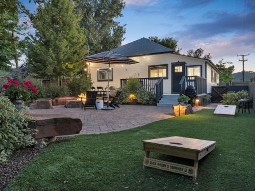 Williams House | Gorgeous Home-Amazing Yard-Fire Pit-Walk to Town