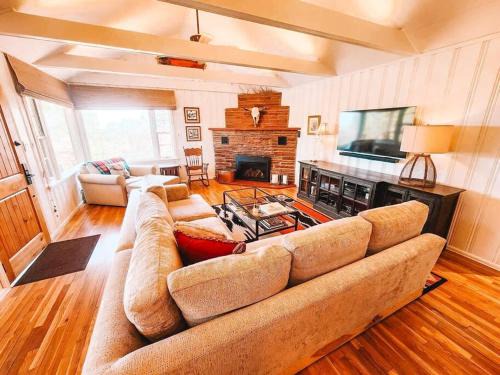 Broadmoor Villa | Gorgeous Home by Broadmoor Hotel Cheyenne Mtn Zoo