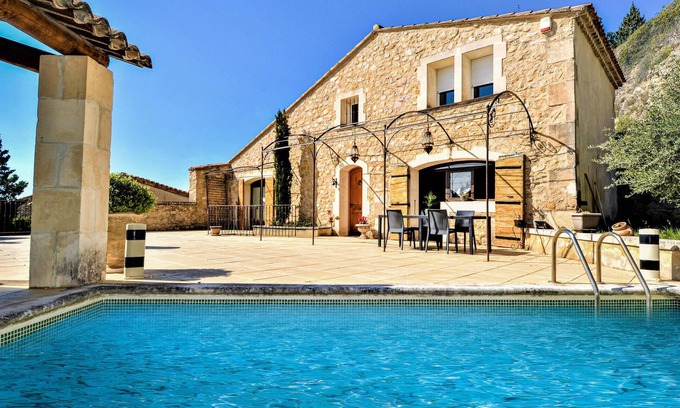 Boulbon House | Gorgeous home in Boulbon with kitchen