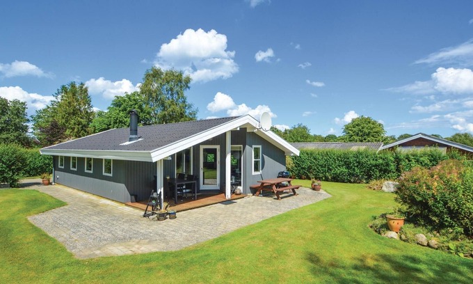 Hejlsminde Strand House | Gorgeous home in Hejls with WiFi