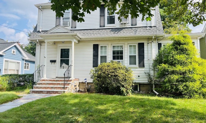 Warrendale House | Gorgeous Home in Waltham quiet, family-friendly neighborhood, 2 free parking!