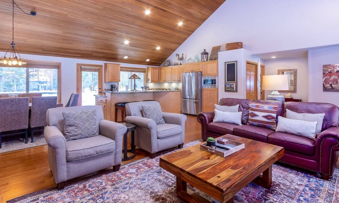 Deer Park House | Gorgeous Home with AC, Gas Fireplace, Private Hot Tub, Ping Pong - DUTC17
