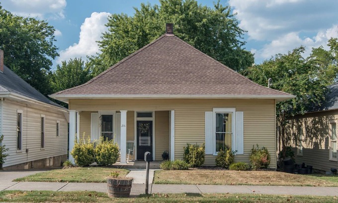 Historic Downtown Franklin House | Gorgeous interior, walk to downtown, amazingly renovated historic 1901 house!