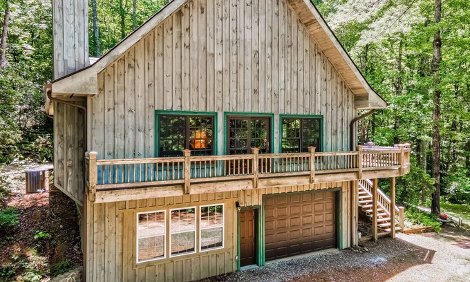 Wiley Cabin | Gorgeous Lake Burton retreat with private deck, fireplace & W/D - dogs welcome