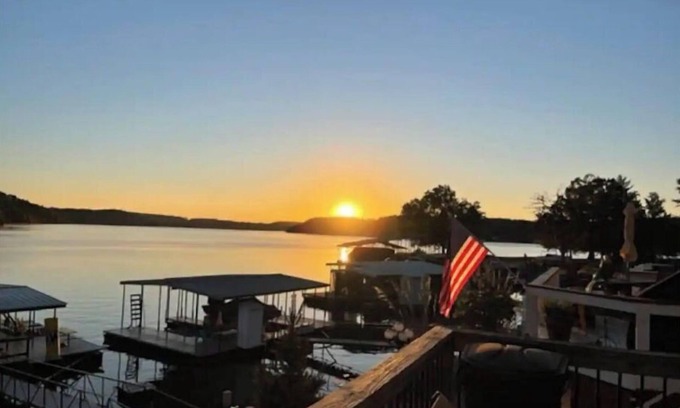 Sunrise Beach House | GORGEOUS LAKE FRONT 3BR Entire Home with Private Dock & Pet Friendly!