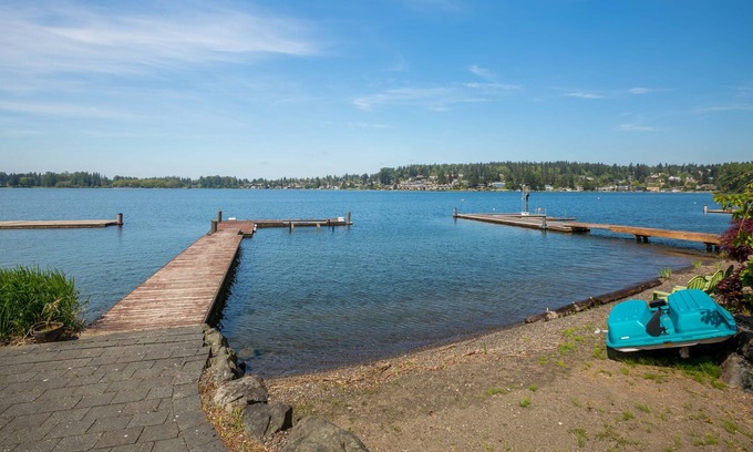 Silver Beach House | Gorgeous Lake Front House with Private Dock