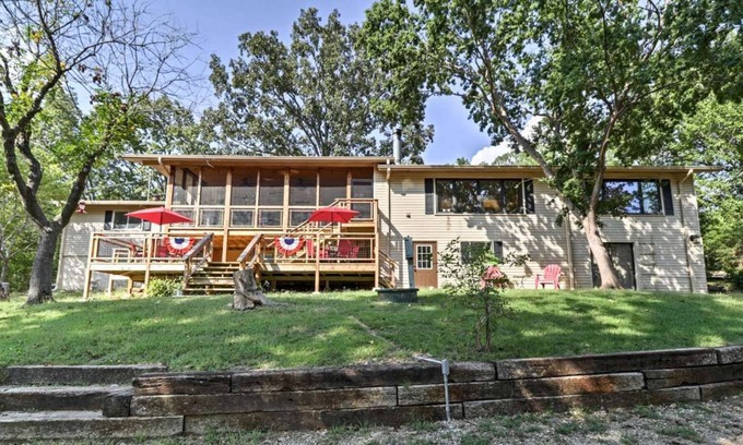 Hardy House | Gorgeous Lakefront Home in Hardy!