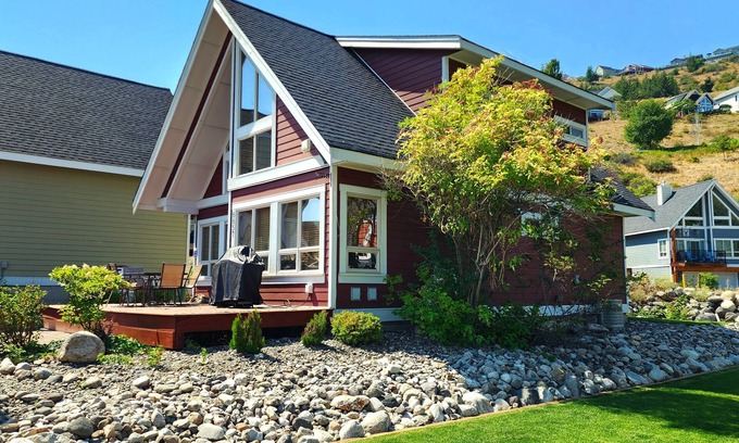 Central Okanagan House | Gorgeous Lakeview 2 Bedroom and Loft Cottage on Lake Okanagan