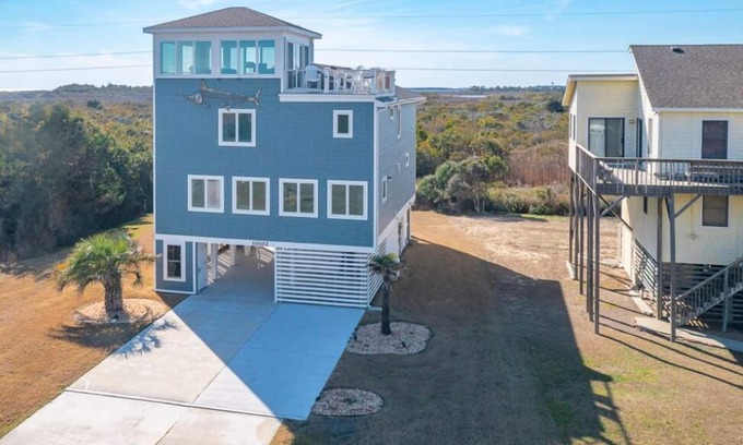 South Nags Head House | Gorgeous like-new oceanside home w/rooftop deck & stunning views!
