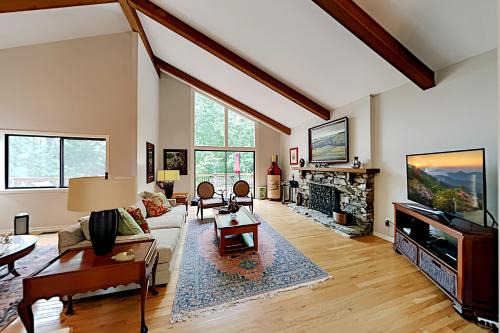 Hendersonville House | Gorgeous Little River Escape