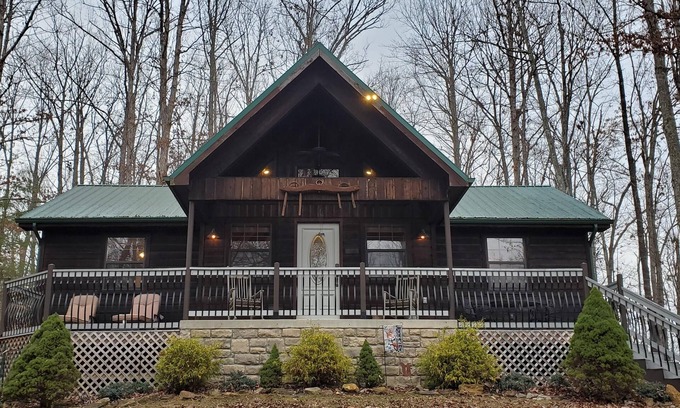 Zoe Cabin | Gorgeous Luxury Chalet. Huge See-Thru Stone Fireplace. Private, Hot Tub, Wi-Fi.