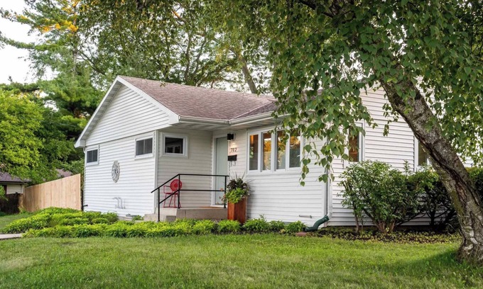 Madison House | Gorgeous MCM Ranch, Fantastic Location, 5 Min to UW Campus and Downtown Madison