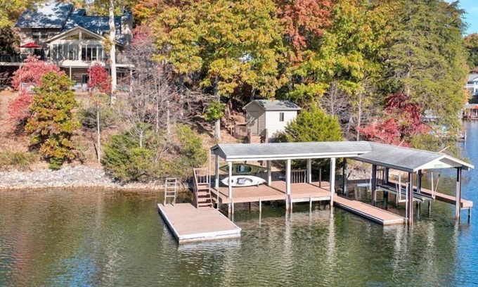 Huddleston House | GORGEOUS Mountain View! Wifi - Pet Friendly - Hot Tub - 2 Kayaks - Canoe! Come Visit "Serenity Now"