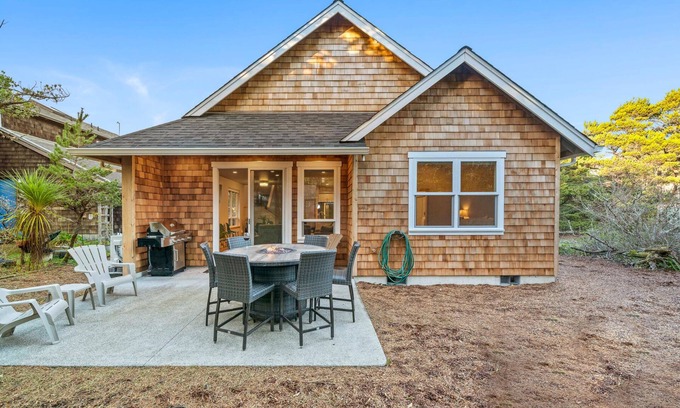 Manzanita House | Gorgeous newly built home/Dog Friendly/Close to the Beach