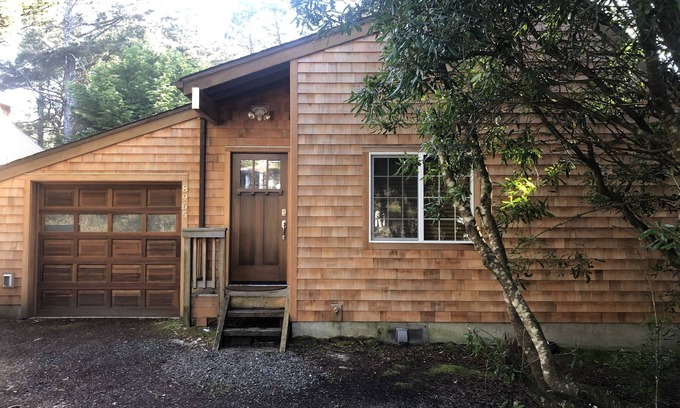 Manzanita House | Gorgeous Oak & Cedar House 1/2 Block from Manzanita Beach!