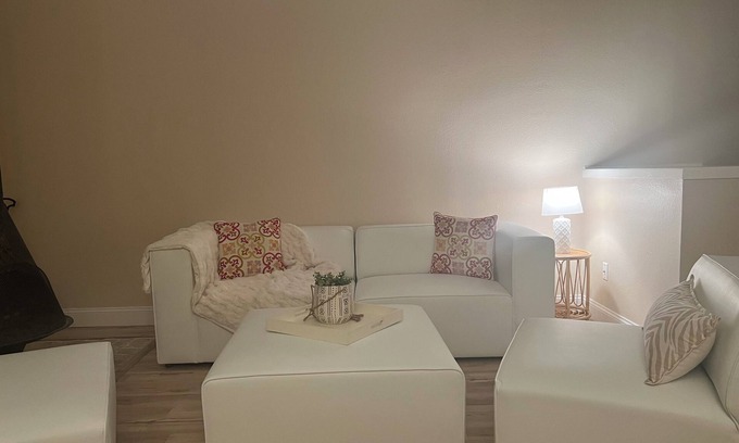 Carlsbad Condo | Gorgeous Oasis 2 bed/1 bath Spacious Townhouse overlooking Pool & close to Beach