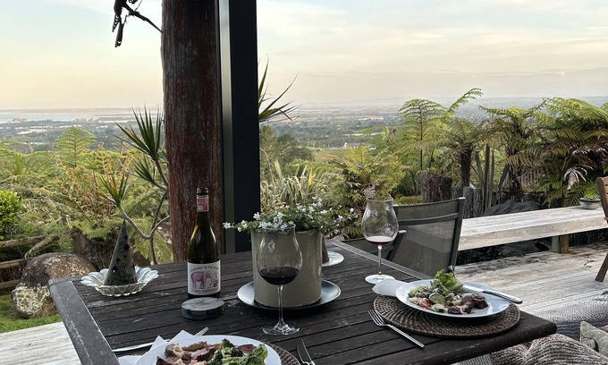 Katikati House | Gorgeous Ocean Views from Waihi Beach -Mt Maunganui, Private Rustic country home