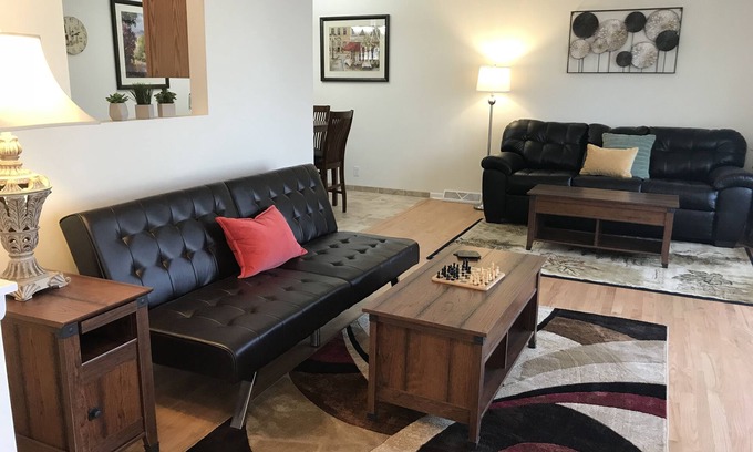 Racine House | Gorgeous! Professionally Cleaned, Self Check In - Sleeps 12
