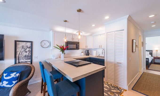 Kailua-Kona Condo | Gorgeous remodeled condo Oceanfront! SUNSET!