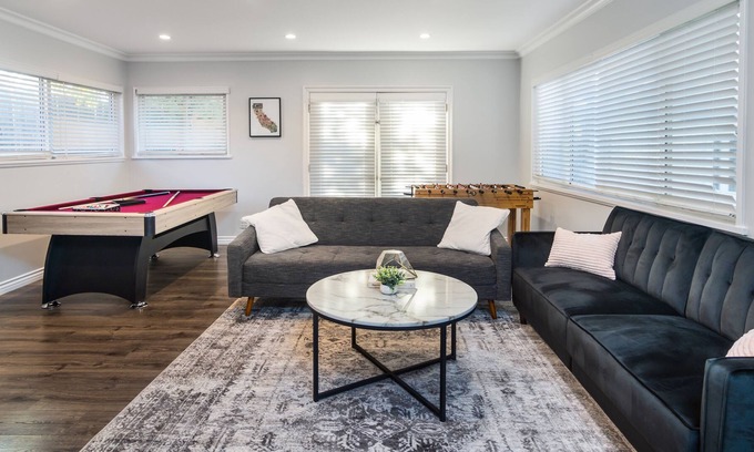 Reseda House | Gorgeous remodeled 5 bdrm house & HUGE yard