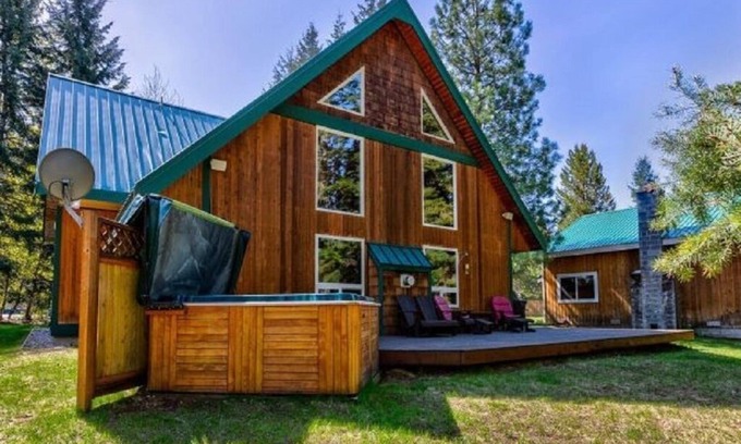 Ardenvoir House | Gorgeous River views, Sleeps 6, 3 bedrooms, 3 1/2 baths, hot tub, and foosball.
