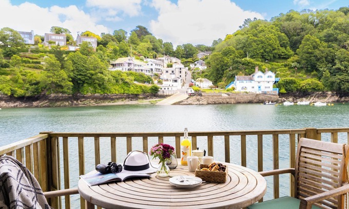 Fowey Apartment | Gorgeous riverside apartment with balcony in Fowey