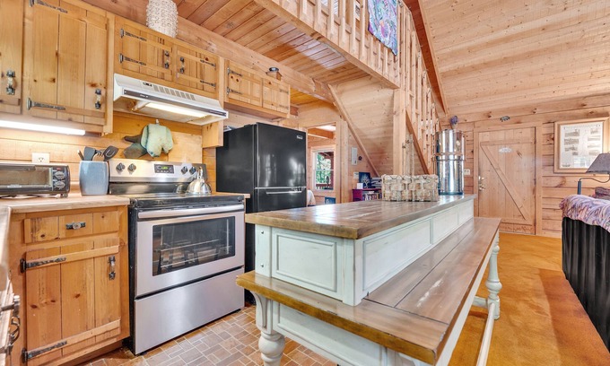 Lakemont House | Gorgeous Rustic Cabin in Mountains-4 bdrm. W/ Fireplace