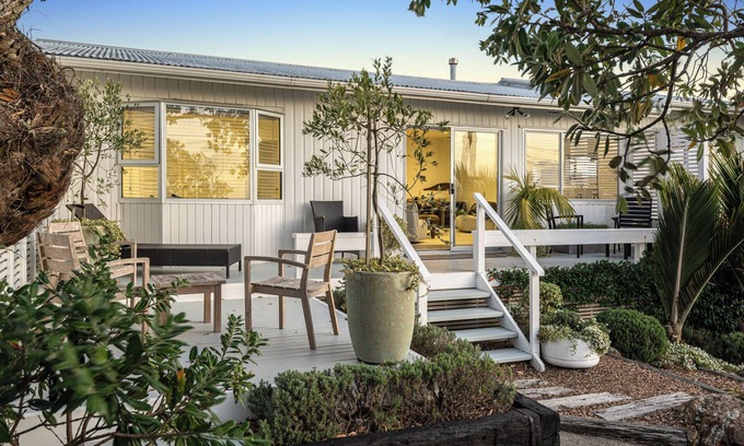 Waiheke Island House | Gorgeous sea views. Heaven at 11!
