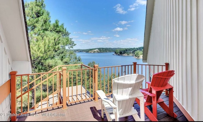 Crane Hill House | Gorgeous Smith Lake Home