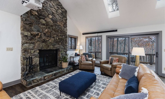 Pedlars Edge House | Gorgeous, spacious 4 bedroom home in Wintergreen Resort